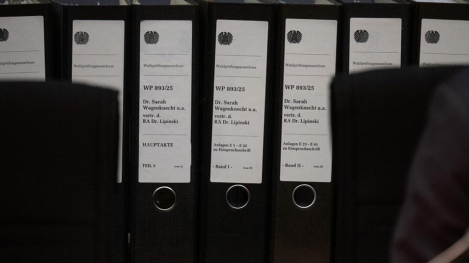 Das Bündnis Sahra Wagenknecht hat sehr viel Material für die Einsprüche gegen das Ergebnis der Bundestagswahl zusammengetragen. Das Bündnis Sahra Wagenknecht hat sehr viel Material für die Einsprüche gegen das Ergebnis der Bundestagswahl zusammengetragen.