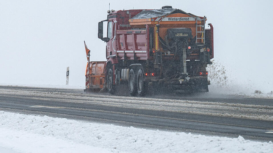 Starker Schneefall sorgte in Niederbayern f&uuml;r schwierige Stra&szlig;enverh&auml;ltnisse. Gl&uuml;cklicherweise blieben schwere Unf&auml;lle bislang aus. (Symbolbild)