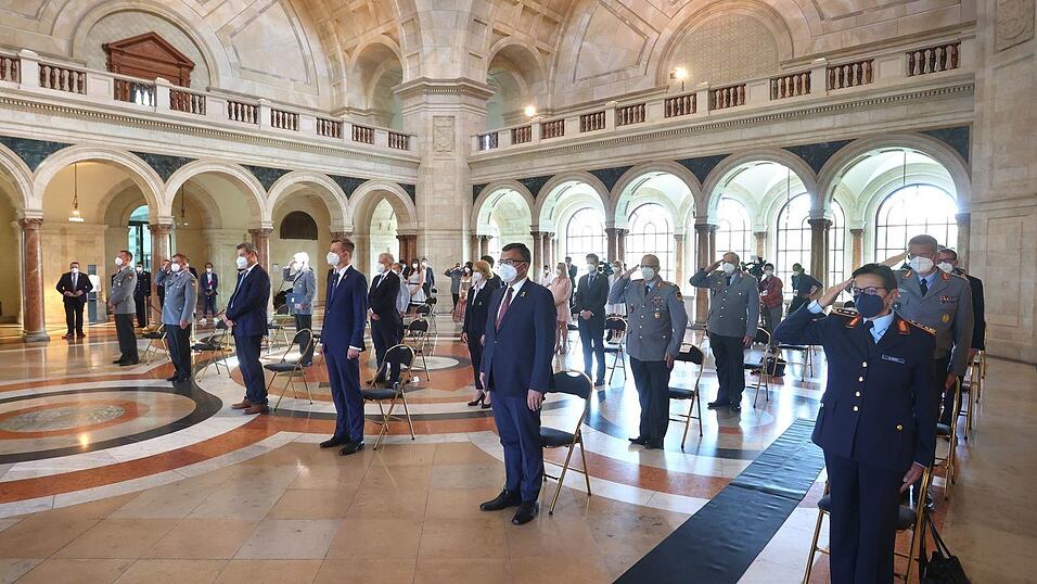 Bei der Einf&uuml;hrung des Ehrenzeichens des bayerischen Ministerpr&auml;sidenten f&uuml;r Auslandseins&auml;tze 2021 herrschte wegen der Corona-Krise in Bayern noch Maskenpflicht. Nachdem sich die au&szlig;enpolitische Lage seither massiv ver&auml;ndert hat, wird auch das Ehrenzeichen nun weiterentwickelt.