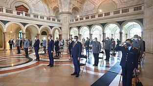 Bei der Einf&uuml;hrung des Ehrenzeichens des bayerischen Ministerpr&auml;sidenten f&uuml;r Auslandseins&auml;tze 2021 herrschte wegen der Corona-Krise in Bayern noch Maskenpflicht. Nachdem sich die au&szlig;enpolitische Lage seither massiv ver&auml;ndert hat, wird auch das Ehrenzeichen nun weiterentwickelt.