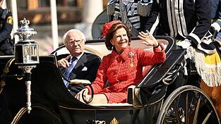 Bei der großen Feier zu ihrer Goldhochzeit fuhren König Carl XVI. Gustaf und Königin Silvia am vergangenen Wochenende in einer offenen Kutsche durch Stockholm. Bei der großen Feier zu ihrer Goldhochzeit fuhren König Carl XVI. Gustaf und Königin Silvia am vergangenen Wochenende in einer offenen Kutsche durch Stockholm.