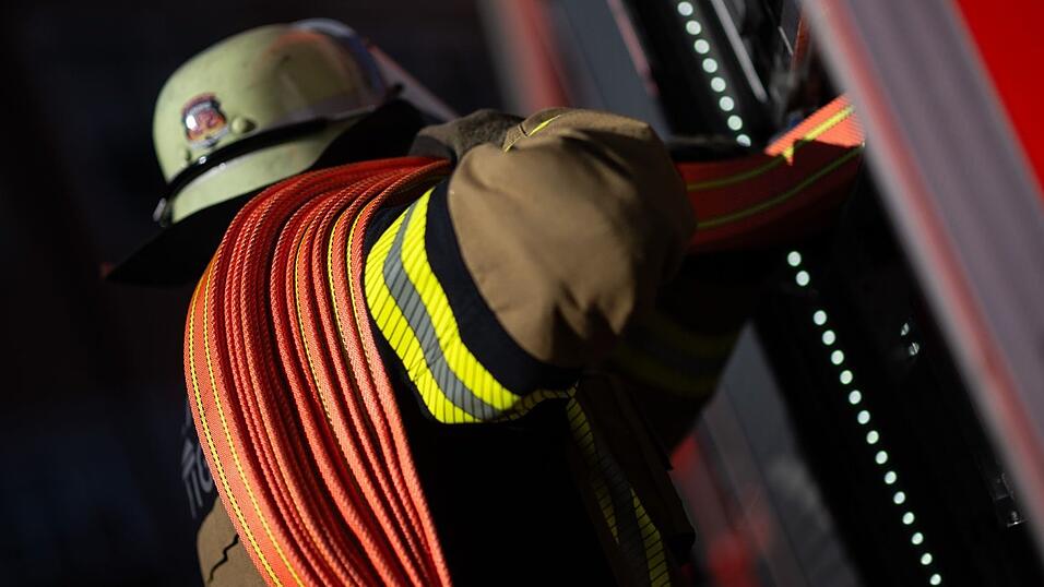 Die Feuerwehr konnte eine Verbreitung des Feuers verhindern. (Symbolbild)
