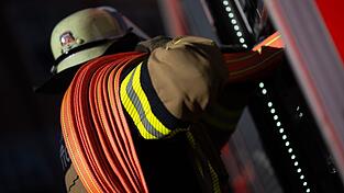 Die Feuerwehr konnte eine Verbreitung des Feuers verhindern. (Symbolbild) Die Feuerwehr konnte eine Verbreitung des Feuers verhindern. (Symbolbild)