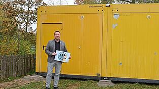 Kirchbergs B&uuml;rgermeister Dieter Neumaier vor den angelieferten Containern f&uuml;r den Jugendtreff.