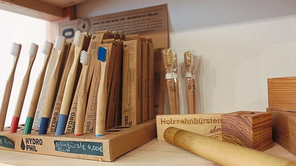 Zahnb&uuml;rsten aus Holz sind biologisch abbaubar.