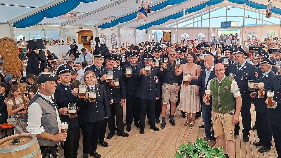 Der Auftakt ist gelungen: Die Feuerwehr Hetzmannsdorf stößt mit ihren Patenvereinen und Honoratioren auf ein gutes Gelingen des Gründungsfestes an. Der Auftakt ist gelungen: Die Feuerwehr Hetzmannsdorf stößt mit ihren Patenvereinen und Honoratioren auf ein gutes Gelingen des Gründungsfestes an.