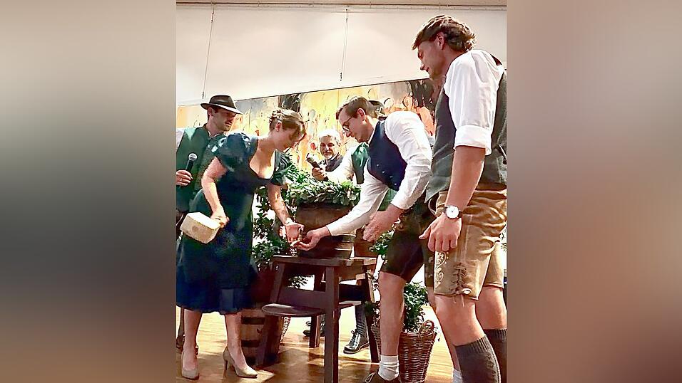Überraschung: Nicht der Ritter, sondern die Ritterin zapfte das erste Fass an, was es so bisher bei einer Drachenstich-Bierprobe noch nicht gab. Überraschung: Nicht der Ritter, sondern die Ritterin zapfte das erste Fass an, was es so bisher bei einer Drachenstich-Bierprobe noch nicht gab.