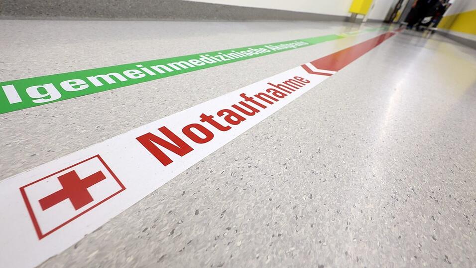 Die finanzielle Lage der Kliniken ist schon lange desolat - der Landkreistag ermuntert sie, sich notfalls rechtlich gegen die Bundesregierung zur Wehr zu setzen. (Symbolbild) Die finanzielle Lage der Kliniken ist schon lange desolat - der Landkreistag ermuntert sie, sich notfalls rechtlich gegen die Bundesregierung zur Wehr zu setzen. (Symbolbild)