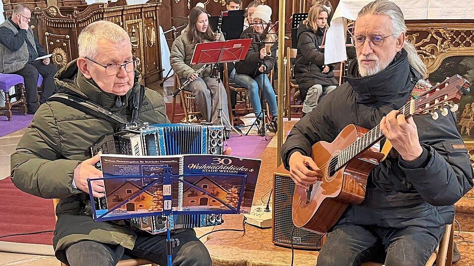 Musikschulleiter Heinrich Troiber und Axel Skupin-Schultz brachten eine weihnachtliche Weise zu Gehör. Musikschulleiter Heinrich Troiber und Axel Skupin-Schultz brachten eine weihnachtliche Weise zu Gehör.
