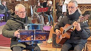 Musikschulleiter Heinrich Troiber und Axel Skupin-Schultz brachten eine weihnachtliche Weise zu Gehör. Musikschulleiter Heinrich Troiber und Axel Skupin-Schultz brachten eine weihnachtliche Weise zu Gehör.