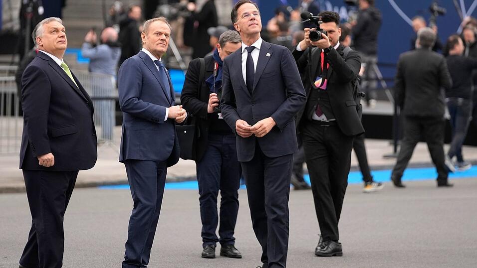 Kann Nato-Generalsekret&auml;r Mark Rutte (r) in dem aktuellen Konflikt vermitteln? Ungarns Ministerpr&auml;sident Viktor Orban (l) steckt mitten im Wahlkampf und steht unter Druck. (Archivbild)