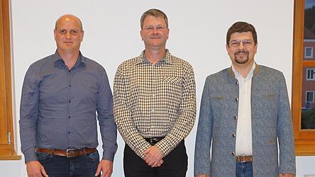 B&uuml;rgermeister Mario H&ouml;cherl, eingerahmt von 2. B&uuml;rgermeister Simon Kolmer (links) und 3. B&uuml;rgermeister Dominik Heigl (rechts).