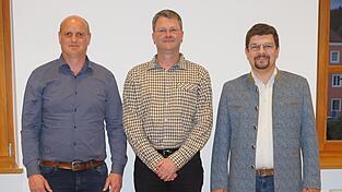 B&uuml;rgermeister Mario H&ouml;cherl, eingerahmt von 2. B&uuml;rgermeister Simon Kolmer (links) und 3. B&uuml;rgermeister Dominik Heigl (rechts).