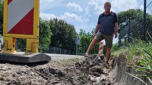 Tiefe Furchen im Bankett in Oberframmering: Stadtrat und Landwirt Christian Loibl kann nicht verstehen, warum das Staatliche Bauamt die Staatsstraße nicht mehr herrichtet, seit bei einer Umleitung Lastwagen an mehreren Stellen einiges ramponiert haben. Tiefe Furchen im Bankett in Oberframmering: Stadtrat und Landwirt Christian Loibl kann nicht verstehen, warum das Staatliche Bauamt die Staatsstraße nicht mehr herrichtet, seit bei einer Umleitung Lastwagen an mehreren Stellen einiges ramponiert haben.