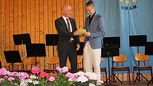 Schulleiter Rudi Zell gratuliert Schumanisten-Preistr&auml;ger Vincent Steininger zur Auszeichnung.