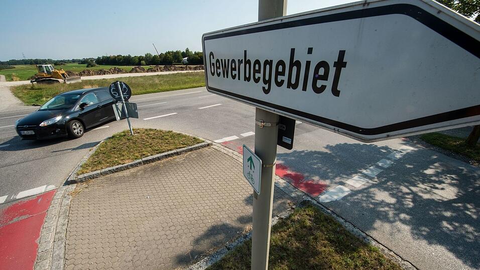 Jeden Tag werden umgerechnet 11 Fußballfelder in Bayern neu für Straßen, Wohn- oder Gewerbegebiete überbaut. (Symbolbild) Jeden Tag werden umgerechnet 11 Fußballfelder in Bayern neu für Straßen, Wohn- oder Gewerbegebiete überbaut. (Symbolbild)