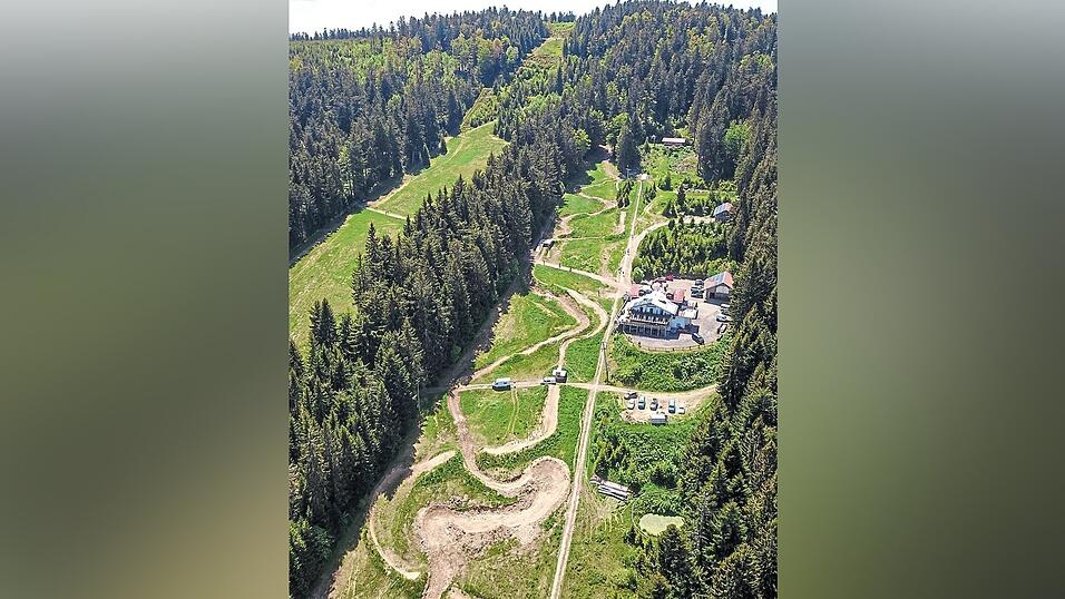 Der Bikepark fräst sich in den Hang hinein. Die Betreiber müssen auf den Naturschutz achten und stimmen sich mit den Behörden ab.