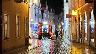 Die Einsatzkräfte mit einem Löschfahrzeug. 40 Mann waren am Montagabend mit dem Brand in der Herrngasse beschäftigt.