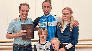 Bürgermeister Florian Adam, Bayerischer Meister Mountainbike Armin Duschner, Ehefrau Cilly Duschner mit Söhnen