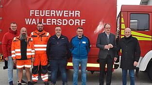 Mitarbeiter im Rathaus Josef Schmied, Gerätewart Alex Schleibinger, Kommandant Florian Kramhöller, Benno Stefan, Tobias Zießler, Bürgermeister Franz Aster und Johannes Stadler holten das Fahrzeug ab.