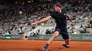 Alexander Zverev bei einem R&uuml;ckhandschlag in der Defensive.