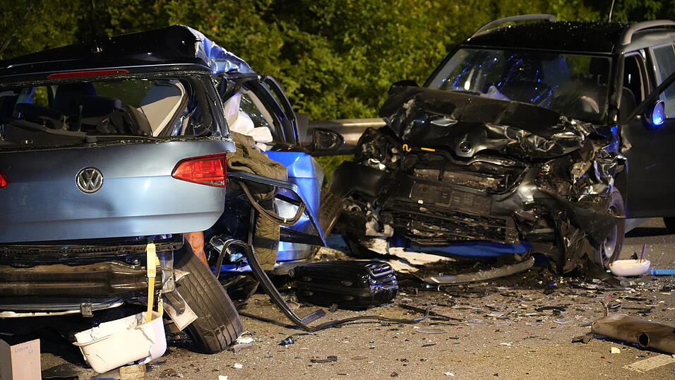 Die Fahrerin des VW kam bei dem schweren Unfall ums Leben.