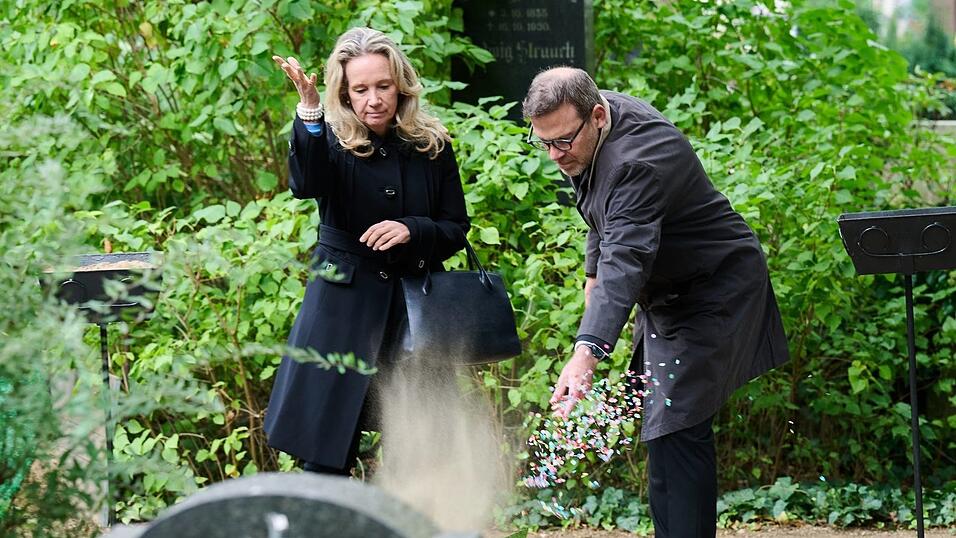 Die Beisetzung fand auf dem Dorotheenstädtischen Friedhof statt. Hier wirft Sarah Wedl-Wilson, Berliner Kultursenatorin, Konfetti.
