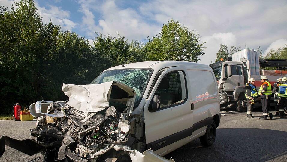 Schwerer Unfall am Freitagmorgen bei Postau (Kreis Landshut). Dort kollidierte ein Auto auf der Gegenfahrbahn frontal mit einem Lastwagen.