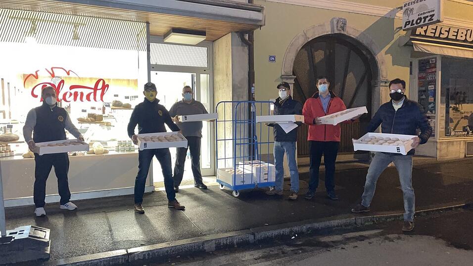 Die Lions-Ausfahrer Manfred Lermer, Stephan Dräxlmaier, Dr. Benedikt Schreindorfer, Dr. Paul Lampert und Präsident Gerald Murrer hatten bis 11 Uhr alle süßen Faschingsgrüße nach Bestellung ausgefahren.