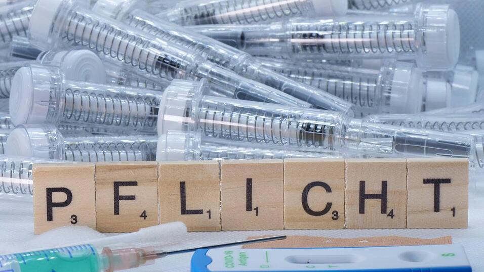 Ist bald jeder verpflichtet, sich gegen das Covid-19 impfen zu lassen? Die Politiker aus der Region sind unterschiedlicher Ansicht, ob das der richtige Weg ist. Ist bald jeder verpflichtet, sich gegen das Covid-19 impfen zu lassen? Die Politiker aus der Region sind unterschiedlicher Ansicht, ob das der richtige Weg ist.