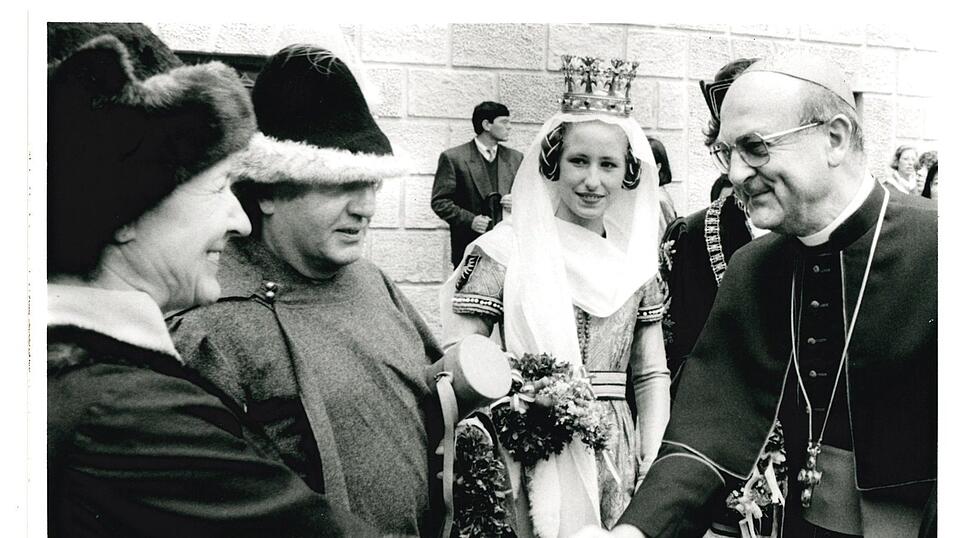 1993: Weihbischof Wilhelm Schraml aus Regensburg (re.) mit Braut Pia Stumpfegger, Monika (li.) und Rudi Wohlgemuth (2. v. li.). 1993: Weihbischof Wilhelm Schraml aus Regensburg (re.) mit Braut Pia Stumpfegger, Monika (li.) und Rudi Wohlgemuth (2. v. li.).