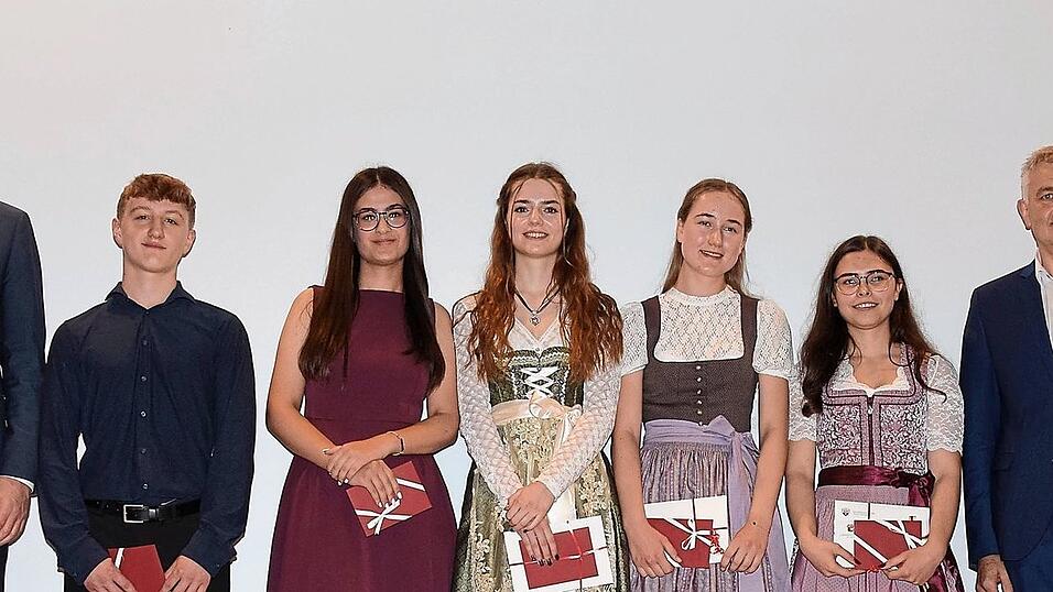 Die Schulbesten inklusive der Landkreis-Besten (von links): Schulleiter Wolfgang Korn, Jona Graf, Neva Gökdemir, Daniela Körber, Johanna Kund, Luisa Littel (Schnitt 1,0) und Bürgermeister Josef Dollinger. Die Schulbesten inklusive der Landkreis-Besten (von links): Schulleiter Wolfgang Korn, Jona Graf, Neva Gökdemir, Daniela Körber, Johanna Kund, Luisa Littel (Schnitt 1,0) und Bürgermeister Josef Dollinger.
