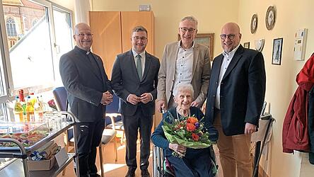 Zu ihrem Jubil&auml;um wurde Anna Bayerlacher von den Oberh&auml;uptern des M&uuml;nsters, der Stadt und des Landkreises in ihrem Zimmer im B&uuml;rgerheim beschenkt.