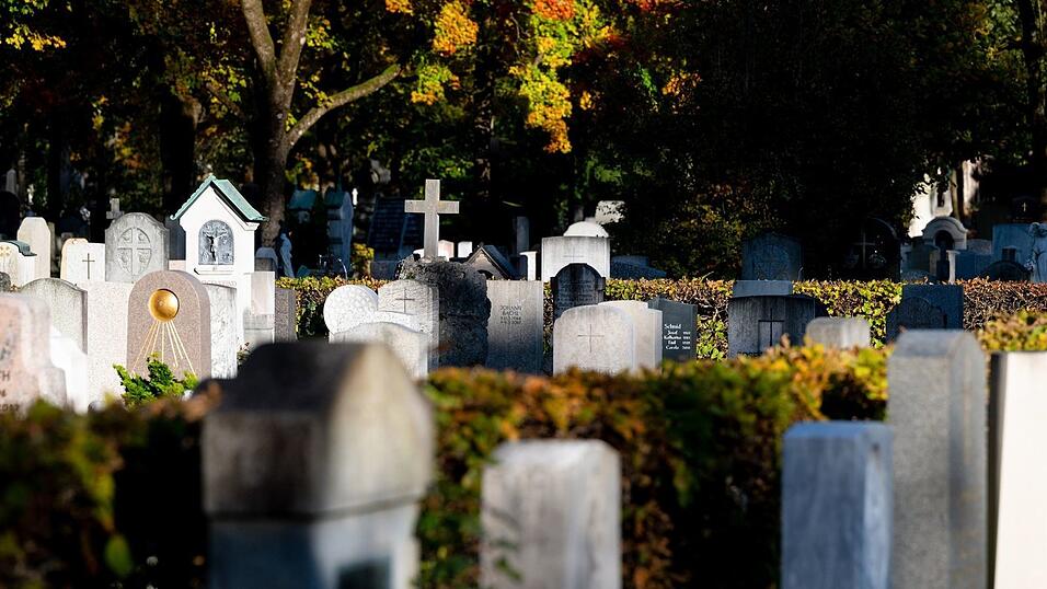 In München sind im Vorjahr die Gebühren für Bestattungen auf den städtischen Friedhöfen gestiegen. (Symbolbild)