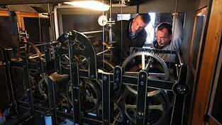 Arthur Pfaffl vom Hochbauamt (l.) und Feinmechaniker Erhard Pritschet inspizieren das Uhrwerk mit handgfertigten Messingzahnrädern. Arthur Pfaffl vom Hochbauamt (l.) und Feinmechaniker Erhard Pritschet inspizieren das Uhrwerk mit handgfertigten Messingzahnrädern.