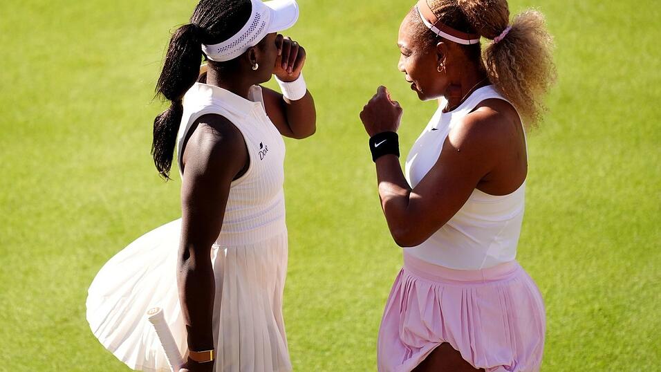 Doppelpartnerin Victoria Mboko (l) ist 25 Jahre jünger als Serena Williams (r). Doppelpartnerin Victoria Mboko (l) ist 25 Jahre jünger als Serena Williams (r).