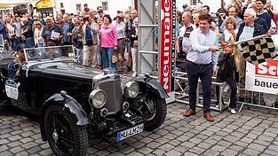 Oberb&uuml;rgermeister Thomas Haslinger begr&uuml;&szlig;te den Oldtimercorso auf dem Etappenziel in der Altstadt.