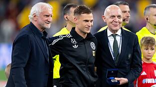 DFB-Kapitän Joshua Kimmich (M) steht neben Rudi Völler (l) und Bernd Neuendorf. (Archivbild) DFB-Kapitän Joshua Kimmich (M) steht neben Rudi Völler (l) und Bernd Neuendorf. (Archivbild)