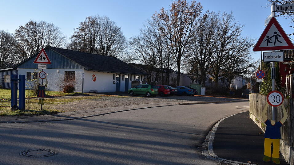 Kopflos stehen sie da: Die selbstgebastelten 'Tempo 30'-Schilder der Kindertagesstätte Kagers sind am Wochenende von Unbekannten beschädigt worden. Kopflos stehen sie da: Die selbstgebastelten 'Tempo 30'-Schilder der Kindertagesstätte Kagers sind am Wochenende von Unbekannten beschädigt worden.