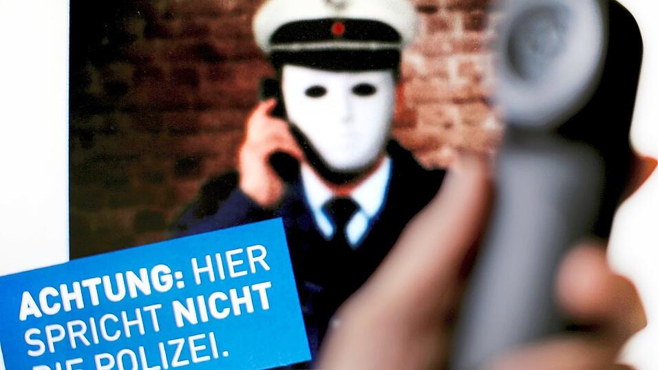 Mit solchen Plakaten versucht die Polizei, wachzur&uuml;tteln und zu sensibilisieren.