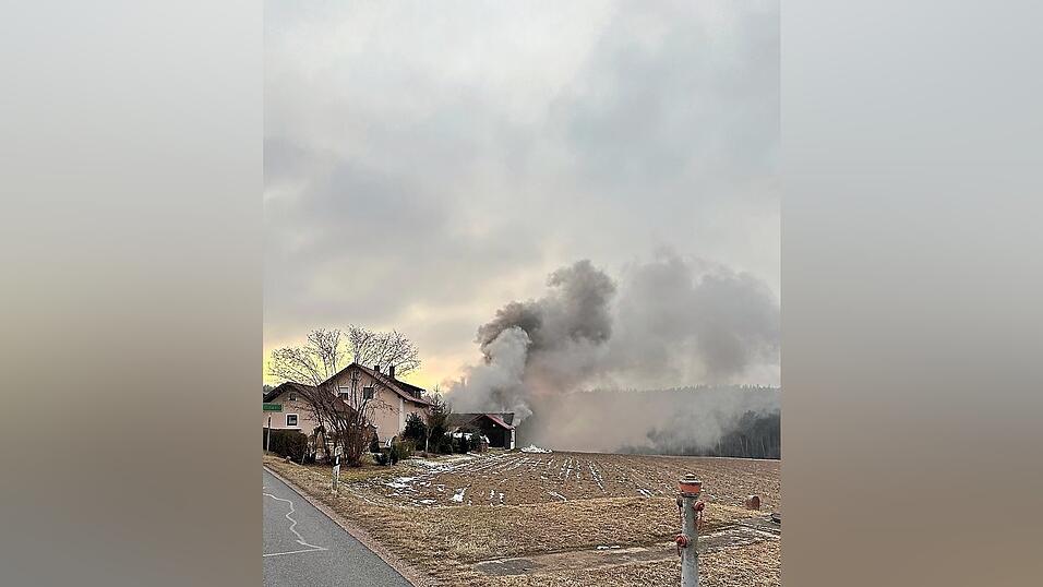 Dichter Rauch stieg &uuml;ber dem Brandort auf.