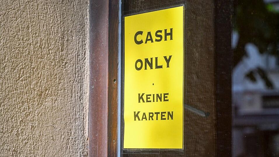 Manche Geschäfte und Restaurant akzeptieren nur Bargeld. (Archivbild) Manche Geschäfte und Restaurant akzeptieren nur Bargeld. (Archivbild)