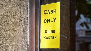 Manche Geschäfte und Restaurant akzeptieren nur Bargeld. (Archivbild) Manche Geschäfte und Restaurant akzeptieren nur Bargeld. (Archivbild)