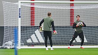 Jonas Urbig beim Abschlusstraining in Aktion, links Manuel Neuer.