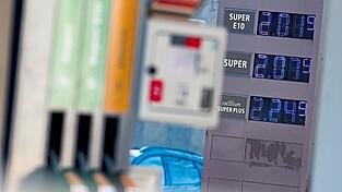 Zuletzt sind die Preise an der Zapfs&auml;ule gestiegen. Die Regierung will nun die Energiesteuer auf Diesel und Benzin senken. (Symbolbild)