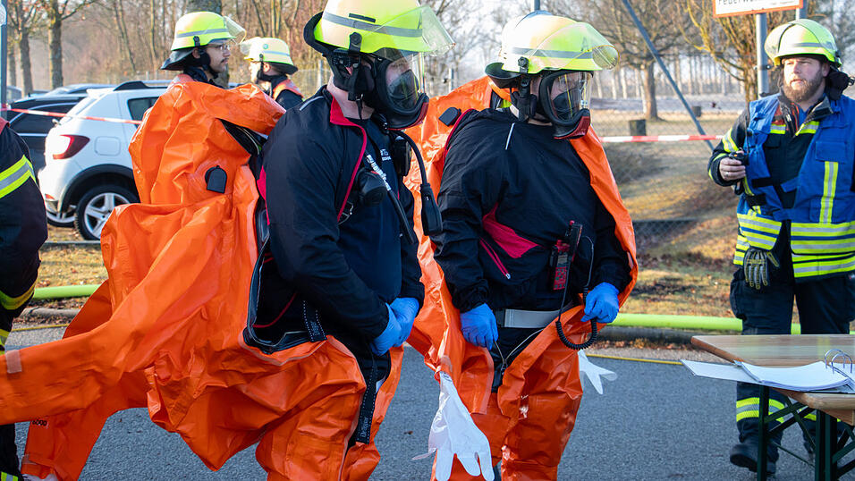 Nach dem Chlorgasaustritt am Elypso waren zahlreiche Einsatzkräfte vor Ort. 