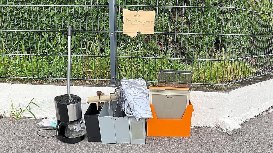 Immer häufiger werden Gegenstände oder Geräte, die zu schade für die Mülltonne sind, mit dem Hinweis „Zu verschenken“ auf den Bürgersteig oder an den Straßenrand gestellt. Immer häufiger werden Gegenstände oder Geräte, die zu schade für die Mülltonne sind, mit dem Hinweis „Zu verschenken“ auf den Bürgersteig oder an den Straßenrand gestellt.