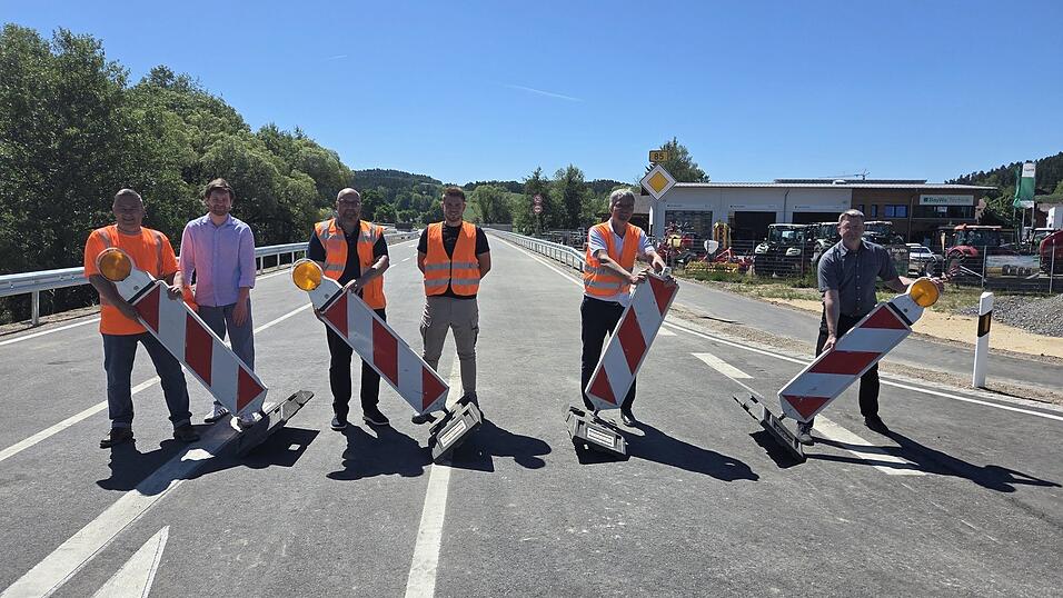 Projektleiter Josef Ruhland (l.), Stefan Huber, Leiter der Abteilung Brückenbau beim Staatlichen Bauamt Regensburg (2.v.l.), Miltachs Bürgermeister Mario Höcherl (r.) und Vertreter der Firma Strabag bei der Verkehrsfreigabe der neuen Brücke (v.l.). Projektleiter Josef Ruhland (l.), Stefan Huber, Leiter der Abteilung Brückenbau beim Staatlichen Bauamt Regensburg (2.v.l.), Miltachs Bürgermeister Mario Höcherl (r.) und Vertreter der Firma Strabag bei der Verkehrsfreigabe der neuen Brücke (v.l.).