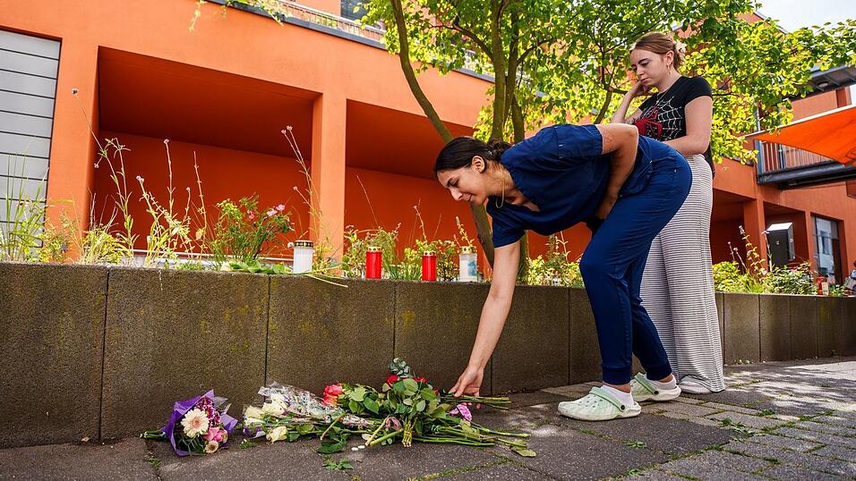 Menschen kommen vorbei und legen Blumen ab. Menschen kommen vorbei und legen Blumen ab.