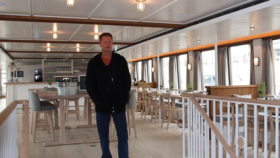 Til Schweiger begutachtet die Innenausstattung. Auch er selbst sah sie heute bei der Vorstellung zum ersten Mal.